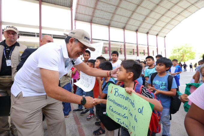 Ministro Jorge Figueroa anuncia una reingeniería en programa de Beca 18