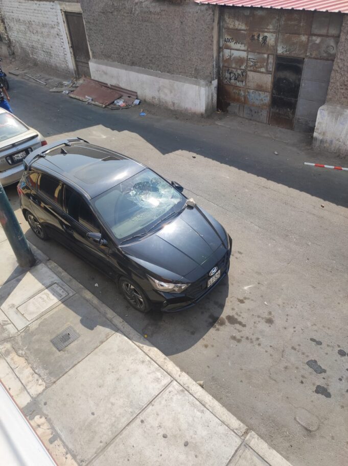 Barra de Alianza Lima destroza autos y casas en Surco y Barranco