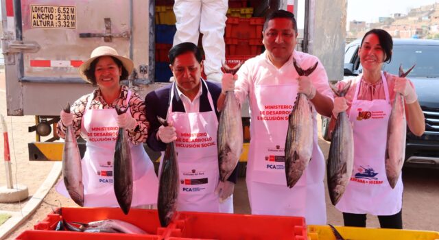 Reparten más de dos toneladas de pescado a comedores de Manchay