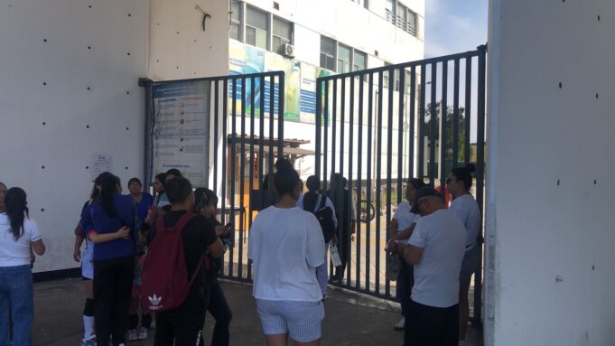 Tras el Regreso del Gobernador Regional Ciro Castillo, Más de 80 Profesores Fueron Retirados sin Aviso y sin su Pago del Mes