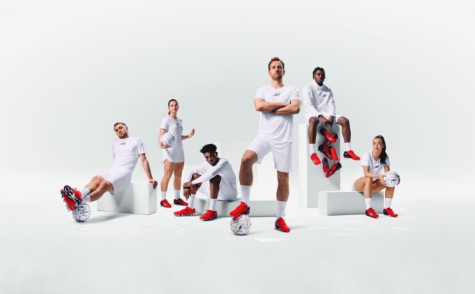 Harry Kane, Kudus y Lavia pisan fuerte con los nuevo Standout Pack de Skechers Football