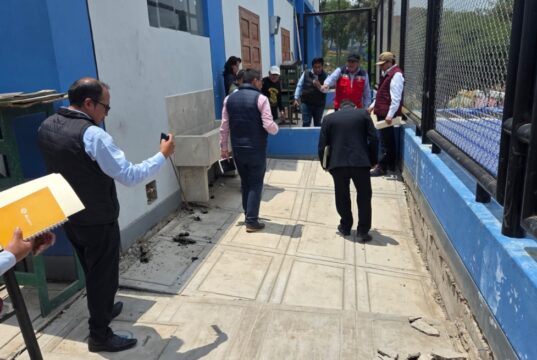 Minedu supervisa colegios afectados por lluvias en Arequipa para articular acciones inmediatas y garantizar el servicio educativo