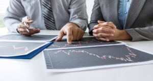 ¿Cómo la inestabilidad política afecta la inversión privada y el patrimonio de las familias?