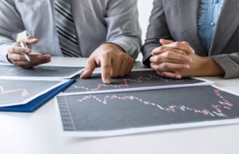 ¿Cómo la inestabilidad política afecta la inversión privada y el patrimonio de las familias?