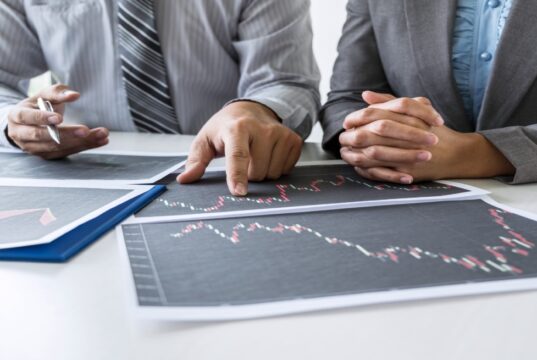 ¿Cómo la inestabilidad política afecta la inversión privada y el patrimonio de las familias?