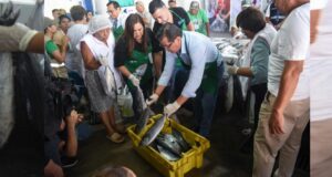 Más de mil familias vulnerables de Chorrillos reciben pescado fresco gratis para combatir la anemia gracias a campaña «Ollas sin anemia»