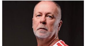 Menezes se puso el buzo de la Blanquirroja y le contamos a qué juega