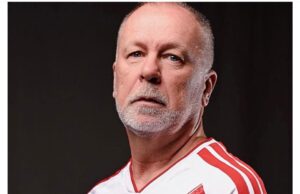 Menezes se puso el buzo de la Blanquirroja y le contamos a qué juega