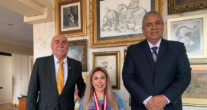 Congresista Chirinos recibe medalla del Colegio Gastronómico del Perú