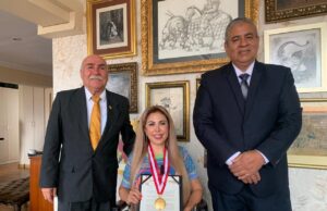 Congresista Chirinos recibe medalla del Colegio Gastronómico del Perú