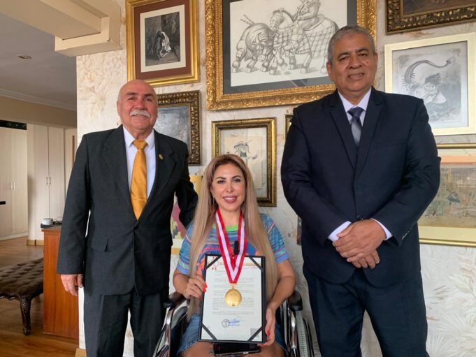 Congresista Chirinos recibe medalla del Colegio Gastronómico del Perú