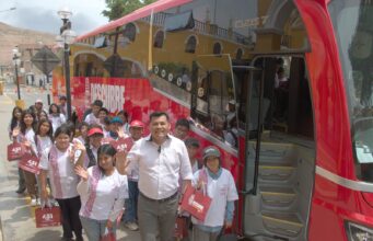 Pachacámac inaugura rutas turísticas gratuitas para sus vecinos con moderno ómnibus