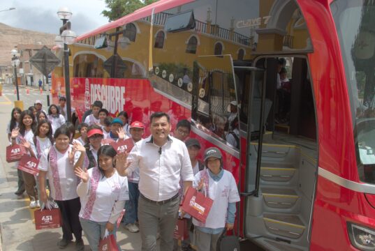 Pachacámac inaugura rutas turísticas gratuitas para sus vecinos con moderno ómnibus