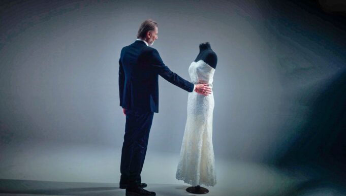 ‘Tigre’ Gareca toca vestido de novia y se prepara para debut con ‘La Sustancia de Gareca'(VIDEO)