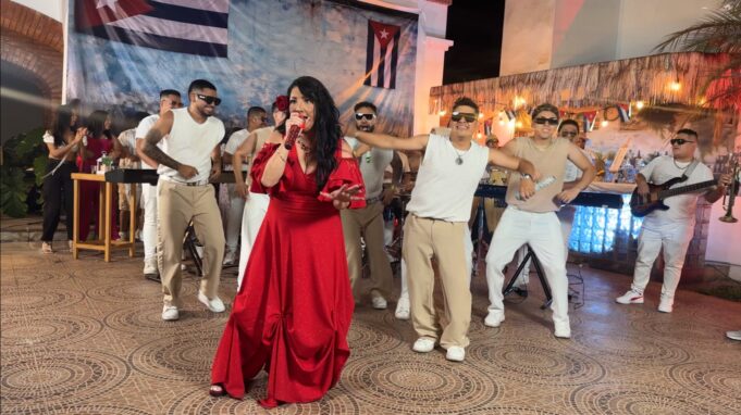 Tania Pantoja y Los Conquistadores de la Salsa rinden tributo a Celia Cruz en el centenario de su nacimiento