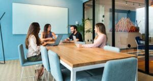 Retener talento también pasa por la oficina: el nuevo cálculo de las empresas en Perú