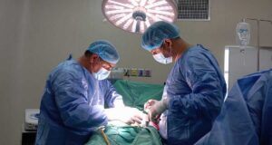 EsSalud: Médicos de hospital Negreiros restituyen intestino y corrigen hernia a exfutbolista de 65 años