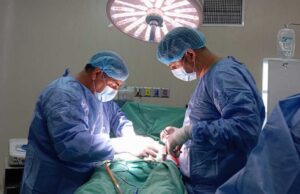 EsSalud: Médicos de hospital Negreiros restituyen intestino y corrigen hernia a exfutbolista de 65 años