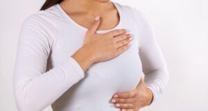 Existe sesgo discriminatorio en tratamiento de cáncer de mama