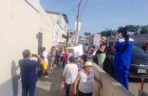 Pacientes protestan y rechazan gestión de Braulio Pacheco por irregularidades en Diris de Lima Sur