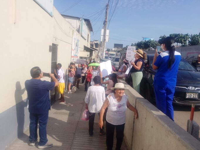 Pacientes protestan y rechazan gestión de Braulio Pacheco por irregularidades en Diris de Lima Sur(VIDEO)