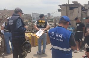 POLICÍA ARRASA CON CARGAMENTO DE CIGARRILLOS ILEGALES EN ALMACÉN DEL CERCADO DE LIMA