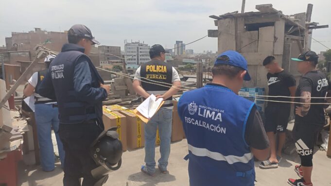 POLICÍA ARRASA CON CARGAMENTO DE CIGARRILLOS ILEGALES EN ALMACÉN DEL CERCADO DE LIMA