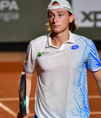 Ignacio Buse pasó a semifinales del Río Open al vencer al italiano Matteo Berettini por 2 sets a 1