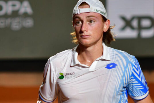 Ignacio Buse pasó a semifinales del Río Open al vencer al italiano Matteo Berettini por 2 sets a 1
