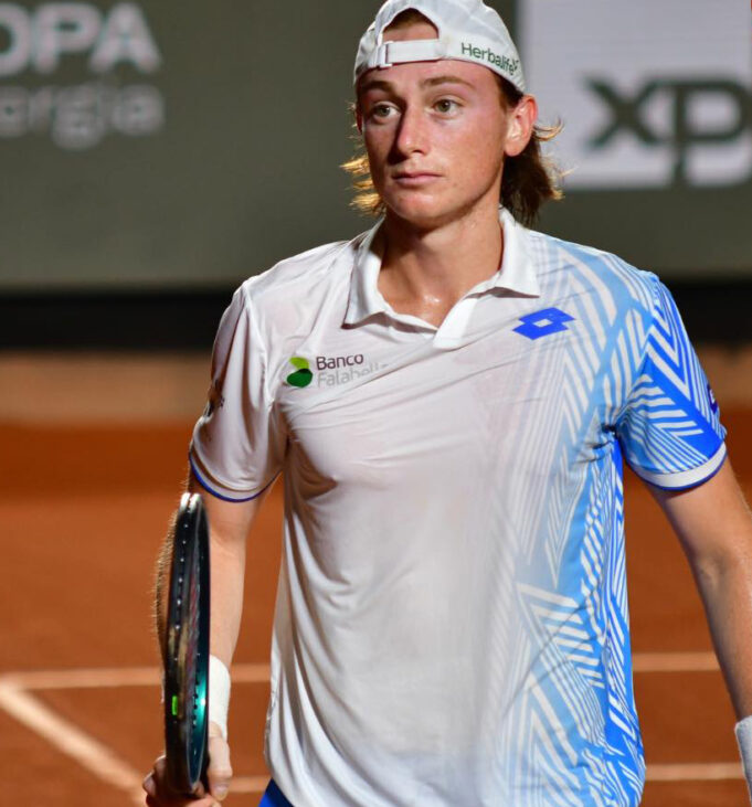 Ignacio Buse pasó a semifinales del Río Open al vencer al italiano Matteo Berettini por 2 sets a 1
